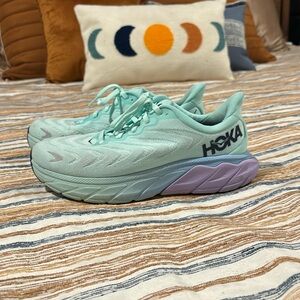 Hoka Arahi 6